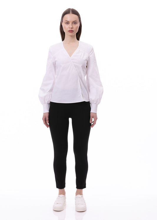 Blusa cruzada falsa de algodón blanco liso con cuello en V, mangas obispo fruncidas en hombros y puños