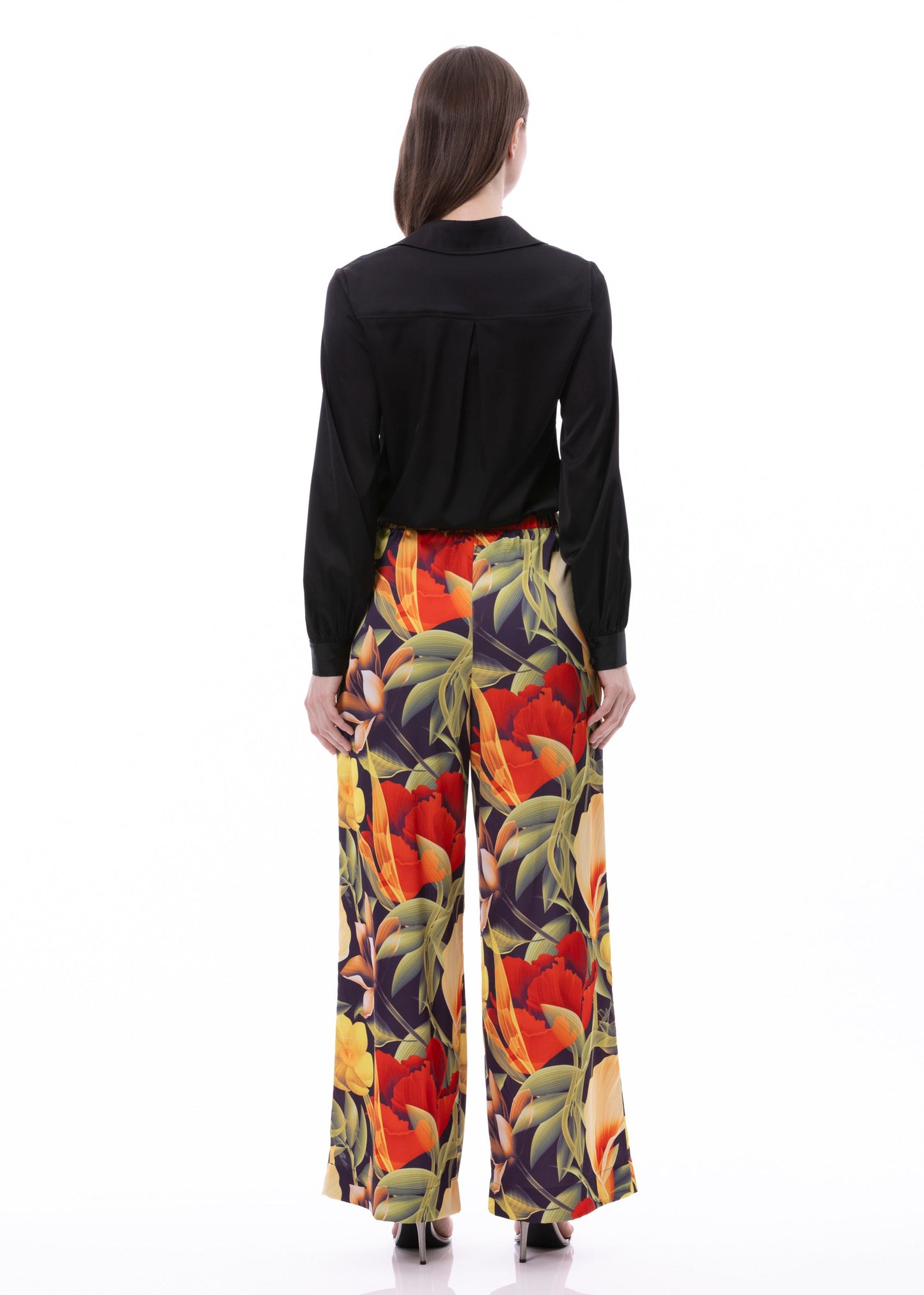 Pantalones palazzo de satén con detalle de pinzas y pliegues, pierna ancha y estampado floral digital