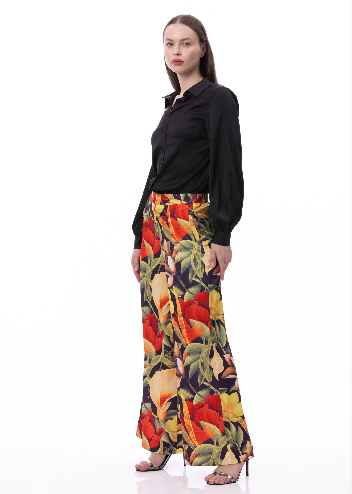 Pantalones palazzo de satén con detalle de pinzas y pliegues, pierna ancha y estampado floral digital