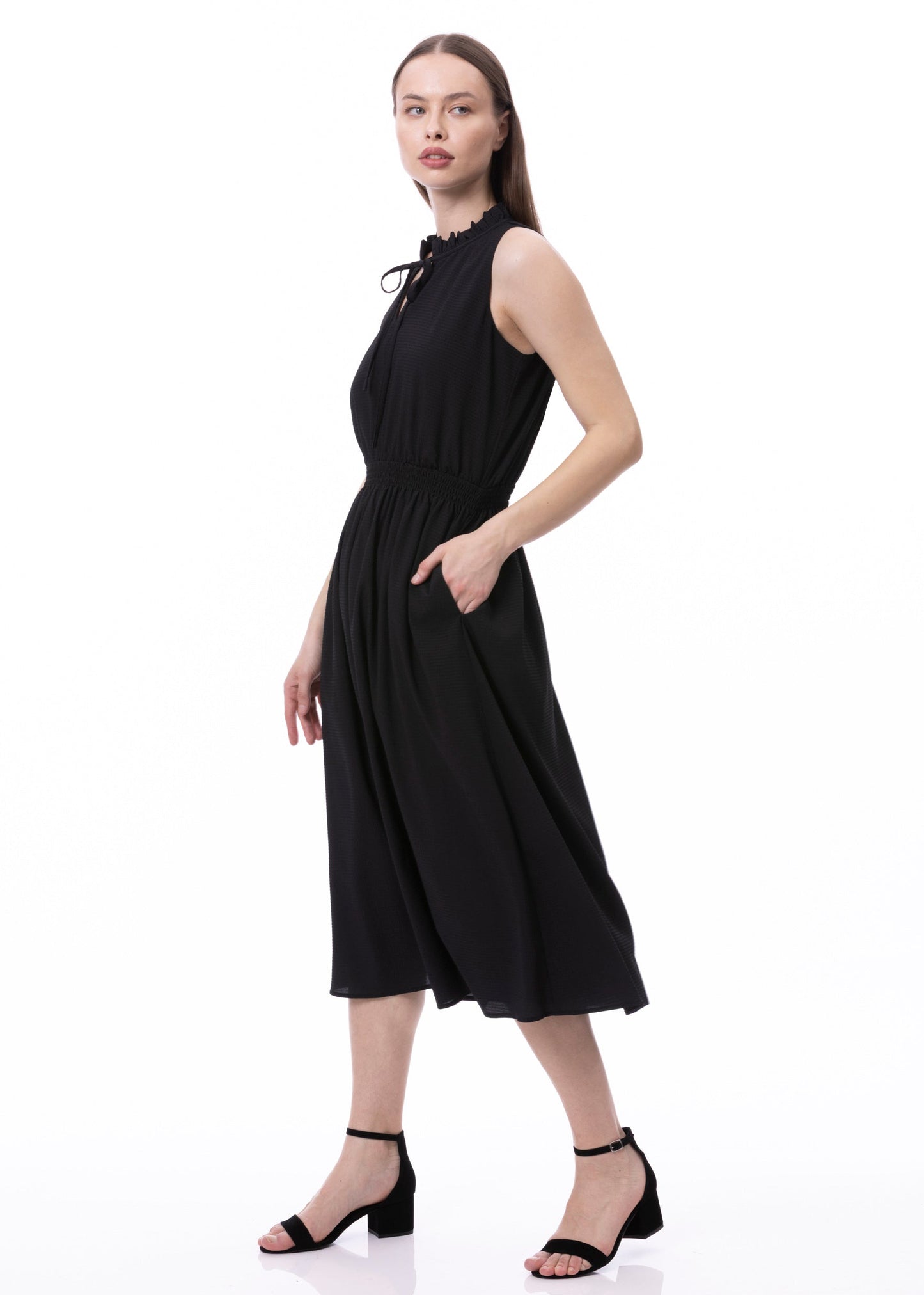 Vestido sin mangas con cintura fruncida, lazo delantero y bolsillos en negro liso