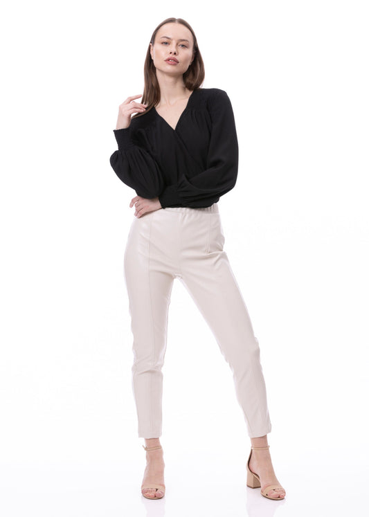 V-Ausschnitt, Bischofsärmel, geraffte Schulterpartie und Bündchen, Wickelbluse (Fake-Wickel) in Schwarz, Uni